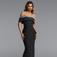 Robe longue noire moulante à épaules dénudées, ornée de perles et de strass, avec col plissé et fente arrière, idéale pour les soirées formelles et les mariages (invitée)