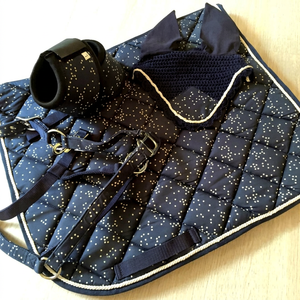Tapis de selle en nylon noir à imprimé étoiles anglaises avec points blancs, design matelassé, pour cheval - Product Image 1