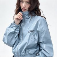 Veste coupe-vent courte personnalisée avec logo, col montant, fermeture éclair intégrale, poignets et ourlet élastiques, manches bouffantes surdimensionnées, légère et décontractée