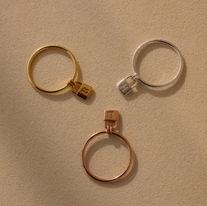 Candado inicial Anillo de gota Minimalista Personalizado Grabado Carta Encanto Joyería delicada Regalo personalizado para ella - Product Image 3