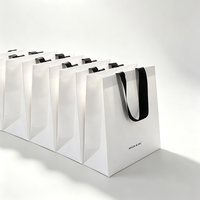 Sac en papier personnalisé de luxe avec logo en feuille d'or, mat, gaufré, laminé, grand, moyen, blanc, solide, pour magasin de vêtements, sac de shopping
