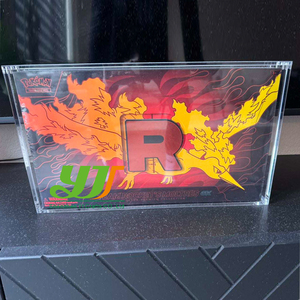 RAY YI Étui de présentation en acrylique transparent personnalisé, nouvelle collection UPC ultra premium, pour la collection de boîtes de collection Pokémon Team Rocket Moltres - Product Image 2