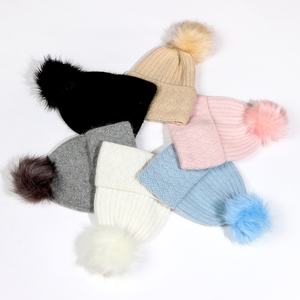 Gorro de punto personalizable para mujer 2025 con pompón extraíble Logotipo de negocios con estampado de invierno para viajes de otoño - Product Image 2