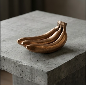BRASS BANANA BUNCH - Sculpture Moderne en Bronze Métallique en Forme de Bouquet de Bananes - Figurine Décorative en Métal (15,5 CM X 9 CM X 11 CM) - Product Image 4