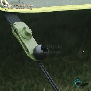 Porte-clés en forme de balle élastique noire avec corde tressée pour une utilisation en camping en plein air - Product Image 3
