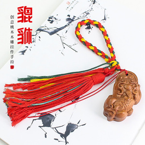 Colgante Pixiu tallado en madera de melocotón con borla roja y cuerda trenzada para bolso o regalo, amuleto unisex, origen Hangzhou DZTMPX01 - Product Image 1