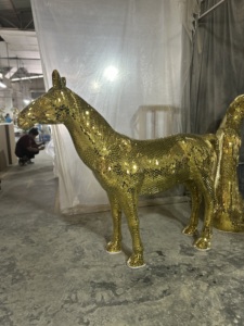 <span class=keywords><strong>Fragments</strong></span> Miroir Abstrait En Fibre De Verre Cheval Miroir Décoration Conception Animal Sculpture Populaire Blanc Couleur Maison Statue Décoration - Product Image 5