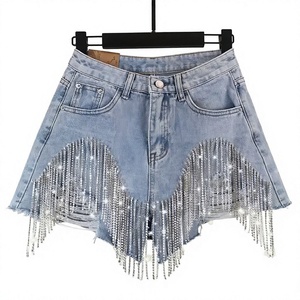 Jupe-short en jean taille haute pour femme avec franges à sequins, style bohème, en tissu de coton délavé, fermeture boutonnée - Product Image 1
