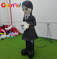 Statue gonflable de fille effrayante de dessin animé d'Halloween tenant une tête de mort avec lumière LED pour décoration extérieure de jardin d'Halloween