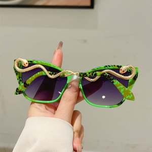 Lunettes de soleil œil-de-chat vintage 2025 pour femme, monture large, protection UV400, verres dégradés, branches en alliage motif serpent, avec logo personnalisé - Product Image 6