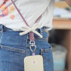 Lanière de téléphone portable en polyester style coréen hiver, avec nœud cœur floqué, élégante, pour femme, à porter en bandoulière - Product Image 5