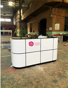 Yicheng Beauty <span class=keywords><strong>Bureau</strong></span> de réception moderne personnalisé Salon de beauté Mobilier de coiffure <span class=keywords><strong>Bureau</strong></span> de réception incurvé à des prix abordables - Product Image 2