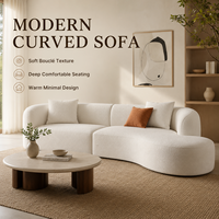 Canapé sectionnel asymétrique incurvé, texture bouclette blanche, assise profonde et confortable, design minimaliste et chaleureux.