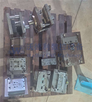 Machine de fabrication d'angles en acier haute résistance VODLEY J60T avec moteur pour profilés d'angle de poutres transversales d'étagères d'entrepôt