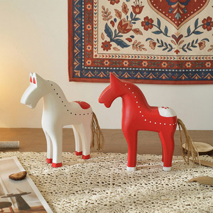 Caballo balancín de madera, decoración navideña para mesa, rojo y blanco, hecho a mano, estilo bohemio, adorno para barra de bar - Product Image 1