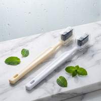 Nouvelle conception, brosse à dents manuelle en plastique pour adultes avec poignée confortable, poils souples en PBT, protection des gencives, fournie par le fabricant
