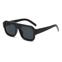 Lunettes de soleil carrées à double pont vintage pour hommes avec verres gris océan, monture rouge transparente en PC et rivets verts