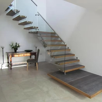 Escalier droit avec panneaux en verre, optimisant la luminosité, esthétique moderne