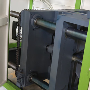 מכונת ניפוח בקבוקי PET חצי אוטומטית של YUMING, השקעה נמוכה, לבקבוקי שמן ומשקאות בנפחים של 500 מ\\\"ל, 1.0 ליטר עד 5 ליטר - Product Image 4