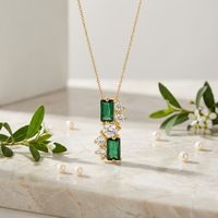 Collier pendentif vertical ZG élégant en émeraude taille émeraude avec accents de zircon