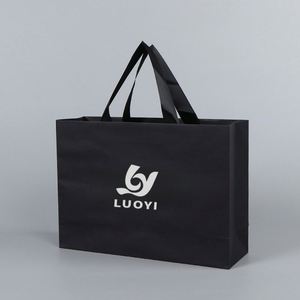 Sac cadeau noir personnalisé en papier kraft de luxe de haute qualité avec poignée en ruban, recyclable, pour vêtements et chaussettes, vente en gros d'usine - Product Image 2