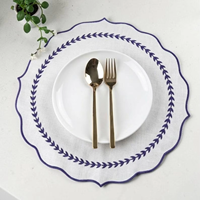 Sets de table ronds en coton et lin blancs, bordure brodée de feuilles, festonnés