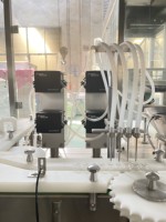 Machine de remplissage et de bouchage automatique de flacons à double tête rotative, alimentée par un système de vis à contact servo, pour produits cosmétiques et parfums, conforme aux normes GMP