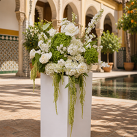 Bola Bunga Hydrangea Hijau Burgundy Ramah Lingkungan yang Elegan dengan Sentuhan Alami untuk Upacara Pernikahan di Gereja Dalam Ruangan dengan Pita Gantung