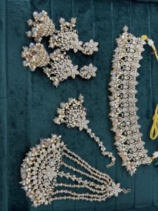 Ensemble de bijoux fins de couleur blanche Collier et boucles d'oreilles en pierre élégante Combo - Product Image 2