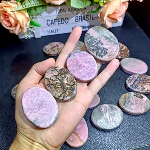 All'ingrosso pietra di lucidatura naturale di alta qualità Rhodonite palma piatta pietra per spirituale o decorazione - Product Image 1
