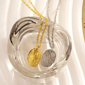 Collier pendentif empreinte digitale vintage en acier inoxydable plaqué or 18 carats, chaîne vague d'eau, médaillon ovale inaltérable, bijou. - Product Image 2