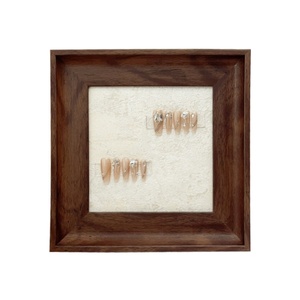 إطار صورة من الحبوب الخشبية بنمط عتيق على الطراز الأوروبي ، لوحة عرض بطاقة ملونة للأظافر ، إكسسوارات وخلفيات لفن الأظافر - Product Image 2