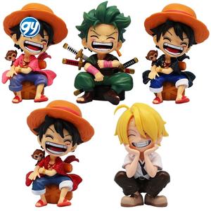 Statuetta Anime <span class=keywords><strong>One</strong></span> <span class=keywords><strong>Piece</strong></span> da 13cm, Luffy Seduto e Ridente, Action Figure Kawaii di Sanji e Zoro, Ornamenti per Camera e Auto, Giocattoli da Collezione - Product Image 1