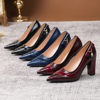 Chaussures à talons hauts pour femmes, à bout pointu, à talon épais, sexy, à motif serpent, à bout unique, à la mode, avec un style unique