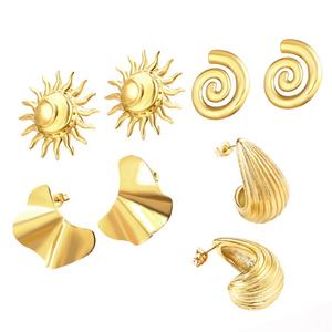 Boucles d'oreilles clous fantaisie en acier inoxydable plaqué or 18 carats, texture rayée, soleil, spirale, goutte d'eau, vente en gros pour femmes - Product Image 1