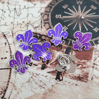 Épinglette en émail pailleté en métal Fleur De Lis avec logo personnalisé en gros pour chapeaux