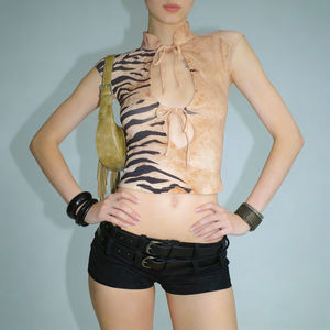 Débardeur court sexy pour femme à imprimé animalier avec détails lacés sur le devant, tendance été 2026, idéal pour les tenues de soirée en club - Product Image 3