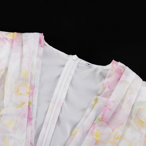 <span class=keywords><strong>Vestido</strong></span> <span class=keywords><strong>corto</strong></span> de mujer con cremallera trasera, hombros acolchados, cuello en V profundo, <span class=keywords><strong>manga</strong></span> <span class=keywords><strong>larga</strong></span> abullonada, volantes en capas y estampado floral, con cinturón - Colección Verano 2026 - Product Image 6