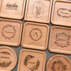 Sous-verres en bois de hêtre avec logos personnalisés en relief, couleur naturelle, durables, forme carrée et ronde, design minimaliste pour usage promotionnel - Product Image 2