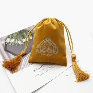 Оптовая продажа, небольшой бархатный Подарочный мешочек с кисточкой и золотым принтом, с логотипом