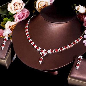 Elegante Set di Gioielli con Zirconia Cubica, Collana e Orecchini con Cristallo Rosso a Forma di Fiore per Spose e Matrimoni - Product Image 6