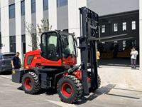 Yeni Gelen Yüksek Verimli Arazi Forklifti 3 Ton Kapasiteli Hızlı Değiştirilebilir Ataşmanlı Forklift