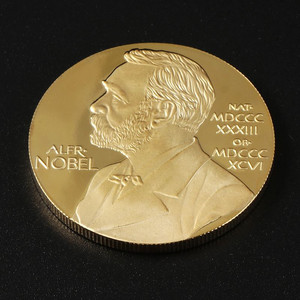 Médaillon de collection de physiologie du prix Nobel: finition en or vieilli en alliage de zinc et motif de microscope gravé - Product Image 4