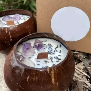 手工制作的天然velas椰子碗香味蜡烛，带有水晶和干花