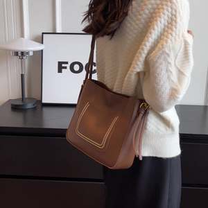 Sac rétro et sophistiqué pour femmes, nouveau sac bandoulière tendance au design unique, sac seau pour les femmes élégantes - Product Image 1