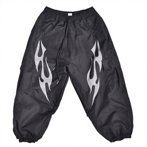 Pantalones de esquí/snowboard personalizados con estampado de llamas negras, impermeables 10.000 mm, transpirables, de secado rápido, cortavientos, de poliéster con cordón ajustable. - Product Image 1