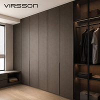Système de dressing moderne avec vitrine en verre à grain de bois foncé, banc de rangement sous fenêtre, rangement pour serviettes, conception personnalisée