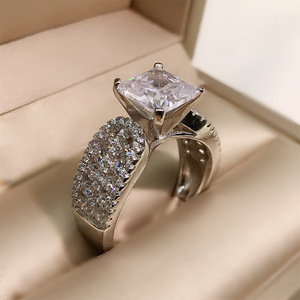 Anello da Sposa di Lusso con Zirconi Incastonati per Donne, Elegante Regalo di Nozze, Gioiello da Dito - Product Image 3