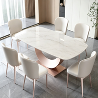 Table basse rectangulaire moderne et minimaliste, avec plateau en marbre et base en métal, idéale pour le salon.