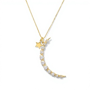 Collar con Colgante de Luna y Estrella en Plata de Ley 925 Chapada en Oro - Joyería con Cadena y Dijes de Circonio - Product Image 3